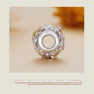 Makroaufnahme von S925 Sterling Silber Gänseblümchen Charm mit Goldakzenten und Zirkonia