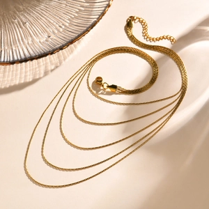 Collier multi-rangs en or 18 carats pour femme avec chaînes délicates et fermoir mousqueton