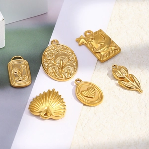 Detailansicht verschiedener 18K vergoldeter Edelstahl-Anhänger für DIY-Schmuckherstellung