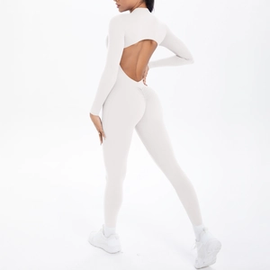Detail des Scrunch-Butt-Designs und Rückenausschnitt am cremefarbenen Yoga-Body
