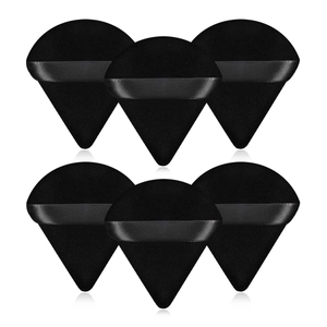 Detalle de 6 borlas de polvo triangulares negras con correas de satén para el maquillaje