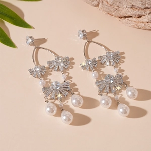 Elegante Silberohrringe mit Zirkonia-Blütenblättern, Perlen und Wassertropfen-Quasten