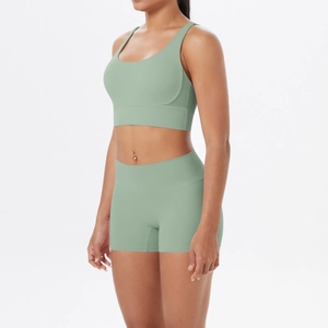 Détail de l'ensemble de yoga vert sauge avec brassière sport col U et short taille haute
