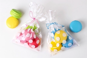 Gros plan de sacs cadeaux à pois avec ficelle bicolore pour emballage de pâtisseries