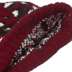 Bonnet en tricot bordeaux pour femme avec imprimé léopard et texture douce d'hiver