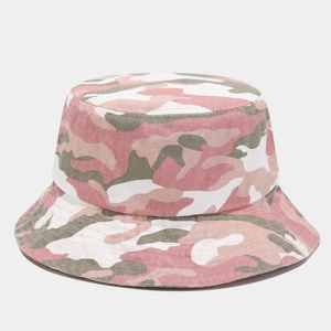 Detailansicht eines rosa Camouflage-Sonnenhutes mit verstärkten Nähten und Canvas-Textur