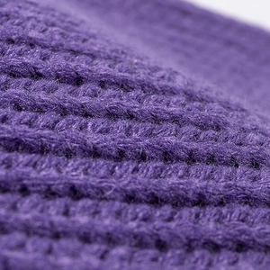 Berretto invernale in maglia a coste spessa viola scuro con patch lettera C