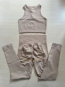 Flach liegendes nahtloses Ripp-Yoga-Set mit Scrunch-Butt-Leggings und Racerback-Crop-Top