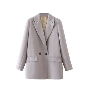 Vista plana detallada de una chaqueta cruzada gris claro con solapas y bolsillos de solapa