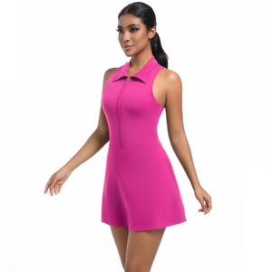 Détail de la robe de tennis rose avec col polo zippé et taille haute amincissante