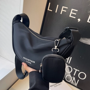Grande borsa hobo in nylon nero con scritta Mountain Line e mini astuccio rotondo