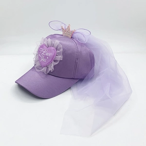Berretto da baseball in raso viola per bambine con cuore, corona e lungo velo in rete