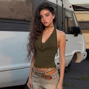 Détails du haut licou vert olive avec ourlet en dentelle et ceinture en cuir marron