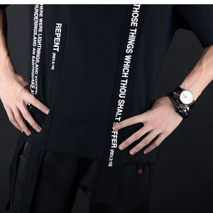 Nahaufnahme des Retro-Punk-Lederarmbands mit Magnetverschluss am Handgelenk