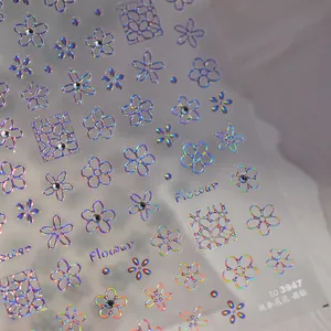 Détail de stickers à ongles floraux irisés avec motifs géométriques et petits cristaux 3D
