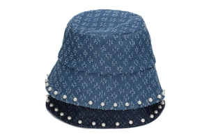 Détail de chapeaux bob en denim avec perles blanches et motif jacquard à losanges
