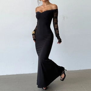 Robe longue noire élégante à épaules dénudées avec manches en dentelle et coupe slim