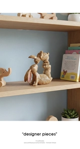 Dettaglio della trama delle statuine di coniglio con venature realistiche in arredo moderno
