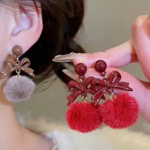 Orecchini a fiocco con pompon per donna in rosso scuro e marrone per autunno e inverno