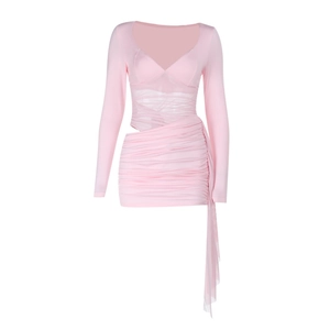 Detalle del minivestido ajustado rosa con recorte en la cintura y textura de manga de malla