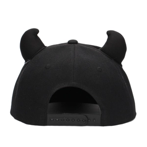 Casquette de baseball noire avec cornes de diable, snapback réglable et tissu sergé