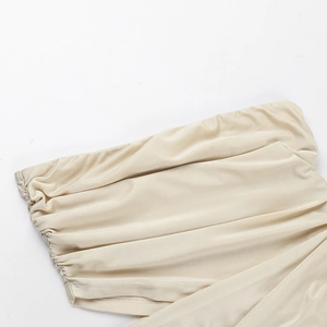 Détail de robe élégante en satin champagne avec une texture de tissu froncée et sophistiquée