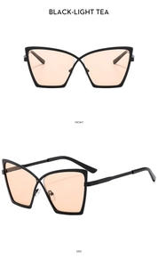 Vues de face et de profil de lunettes œil-de-chat noires avec verres thé clair