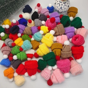 Mini bunte gestrickte Weihnachtsmützen für DIY-Puppendekorationen und Bastelzubehör