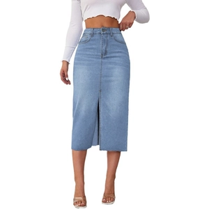 Lichtblauwe denim rok voor dames met hoge taille, split aan de voorkant en rafelrand