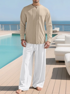 Urlaubsoutfit für Herren mit aprikosenfarbenem Hemd und weißer Hose mit Kordelzug