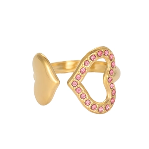 Détail de la bague cœur dorée sertie de zircons roses avec un design ouvert réglable