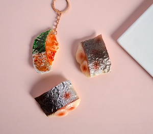 Détail macro de porte-clés de poisson réalistes montrant la texture et la peau métallique