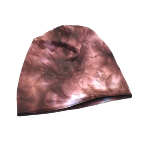 Bonnet en tricot tie-dye marron et violet pour femme avec un design slouchy élégant