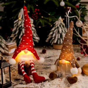 Gnomes de Noël lumineux avec bonnets tricotés dans une scène de fête chaleureuse