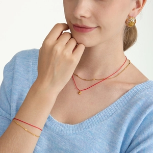 Ensemble collier double couche cœur doré et cordon rouge minimaliste sur mannequin