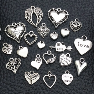 Verschiedene Herzanhänger aus antikem Silber für DIY-Schmuck und Bastelarbeiten