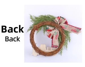 Rückansicht eines rustikalen Weihnachtskranzes mit Rattan und roter LKW-Schleife