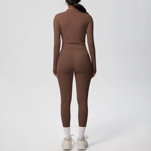 Ensemble de yoga marron foncé pour femme avec manches longues vu de l'arrière