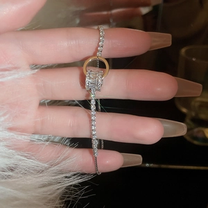 Vue détaillée d'un bracelet ajustable en argent serti de zircons et fermoir coulissant