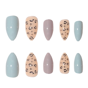 Faux ongles amande à motif léopard en bleu pastel, rose et violet élégant