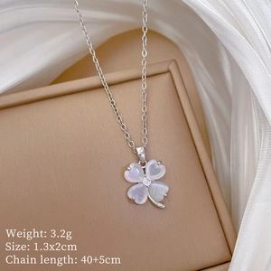 Silver clover necklace with mother-of-pearl pendant and size weight specifications