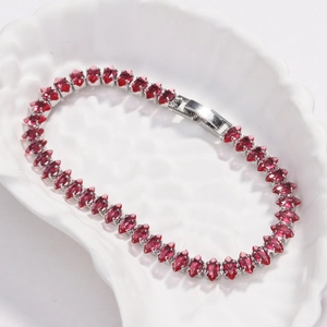 Vista ravvicinata del bracciale tennis con zirconi rossi taglio marquise e chiusura