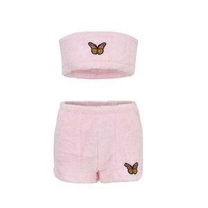 Détail d'un ensemble deux pièces en peluche rose avec broderie papillon sur la matière