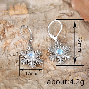 Boucles d'oreilles flocon de neige en argent avec pierre de lune et petits diamants