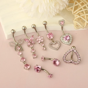 Vue à plat de piercings de nombril en zircon rose avec pendentifs papillon et cœur