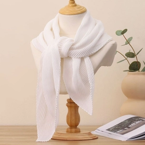 Élégante écharpe plissée blanche en coton et lin pour femme au style minimaliste moderne