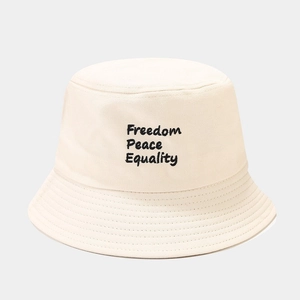 Détail du chapeau bob en toile de coton crème avec broderie de texte noir stylisée