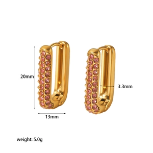 Orecchini a U in acciaio dorato con cristalli rosa e dettagli delle dimensioni di 20mm