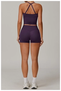 Détail de la brassière à bretelles croisées et du short de yoga à couture en V pour femmes