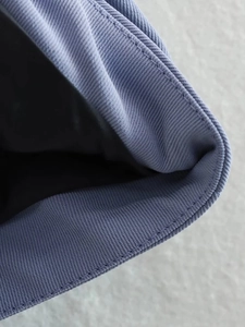 Vue macro de la texture sergée et des coutures précises sur le haut sans manches